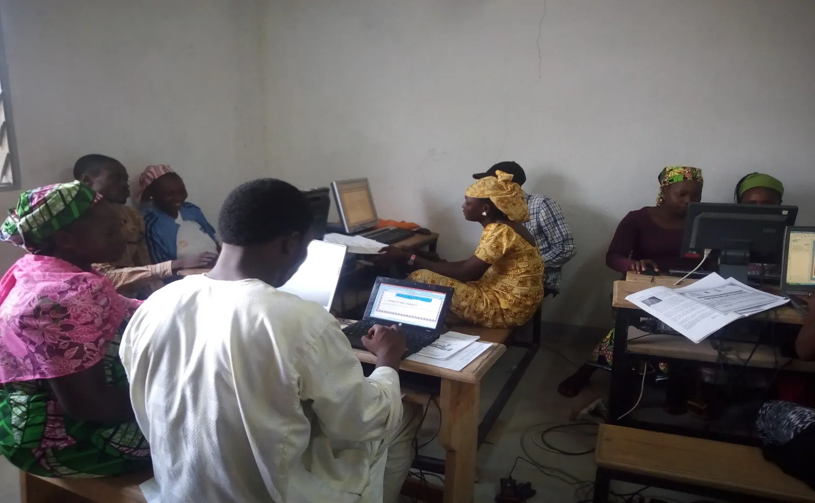 Pool de formatrices et formateurs dans la salle numérique dédiée à la programmation