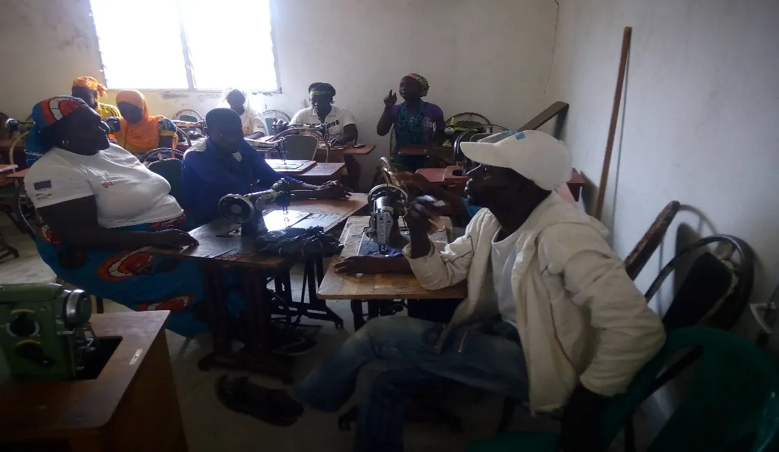 Salle d'apprentissage dédiée à la couture, équipée pour les sessions pratiques