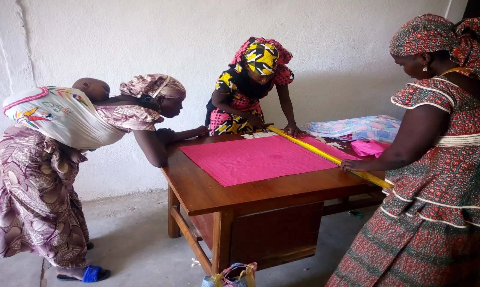 Atelier de couture accompagné à Bébedja avec les formatrices et les participantes